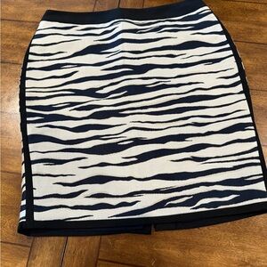 🍄 Ann Taylor Black and White Mini Pencil Skirt